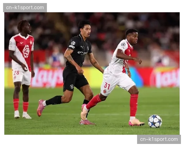 特写:镜头捕捉到摩纳哥教练组在中场休息时激烈讨论战术板上的“预期助攻”数据