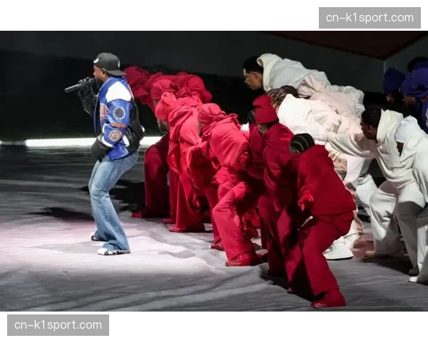 特写：超级碗中场秀彩排现场，导演与技术人员在控制台的紧张协调