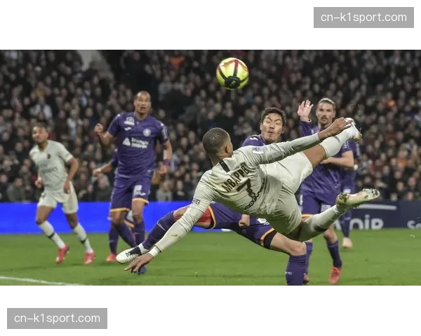 图卢兹利用定位球尝试冲击巴黎防线，角球战术显成效