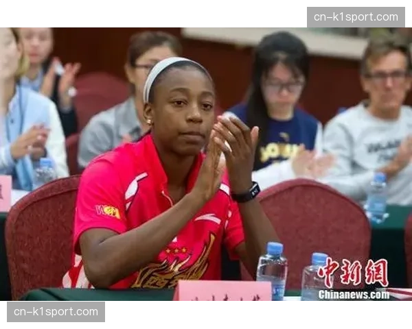 专访风暴队核心朱厄尔-罗伊德:谈新赛季目标与领导年轻队友的心得。 专访风暴队核心朱厄尔-罗伊德:谈新赛季目标与领导年轻队友的心得。